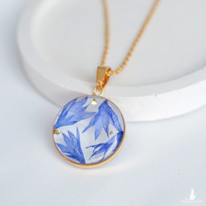 Wisiorek z płatkami bławatka