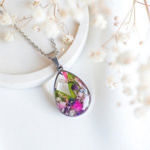 Wisiorek z kompozycją kwiatową