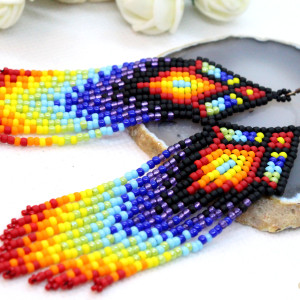 tęczowe kolczyki typu indiańskie piórka