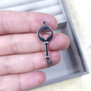 120 Srebrny wisiorek w kształcie klucza z otworem w kształcie serca