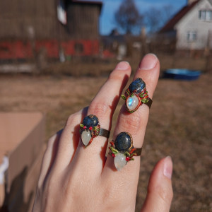 Leśne pierścionki z kamieniem księżycowym i lapis lazuli, wykonane z masy polimerowej