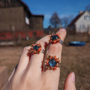 Leśne pierścionki z labardorytem ,wykonane z masy polimerowej