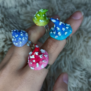 Pierścionki magicznych grzybków ręcznie malowane i rzeźbione, idealne na prezent