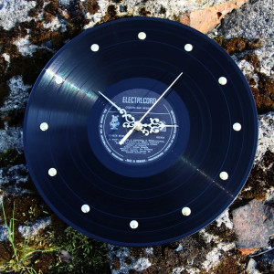 Piękny zegar ścienny płyta winylowa ze złotymi wskazówkami, prawdziwy winyl