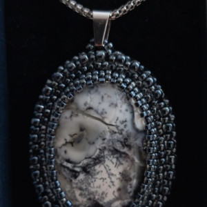 Wisior (6), wisiorek z naturalnym kamieniem - agatem dendrytowym. Wymiary wisiora: 39x50 mm.