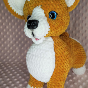 Maskotka pies Corgi.