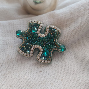 Broszka szmaragdowy puzzel