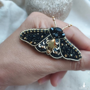 Broszka letnia ćma czarno-złota