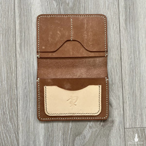 Brązowy skórzany portfel ręcznie uszyty.