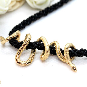 uroczy delikatny czarny naszyjnik ze złotym wężem