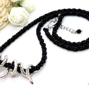 uroczy delikatny czarny naszyjnik ze srebrnym wężem