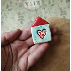 Broszka domek z sercem