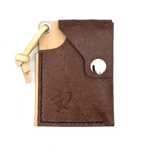 Brązowo-beżowy mały skórzany portfel ręcznie uszyty.