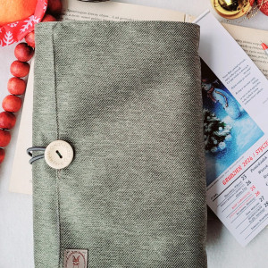 Wodoodporne etui na książkę: oliwkowy len