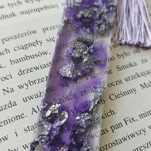 Zakładka z żywicy epoksydowej z płatkami srebra i fioletem D07