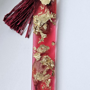 Zakładka z żywicy epoksydowej z płatkami azalii  ze złotem D09