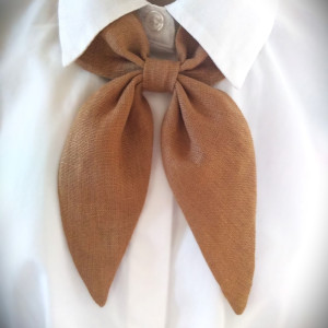 Kokarda lniana pod kołnierzyk - na gumce, z zapięciem