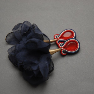 granatowo-czerwone kolczyki lub klipsy sutasz z kwiatkami