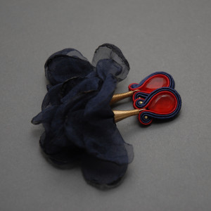 granatowo-czerwone kolczyki lub klipsy sutasz z kwiatkami