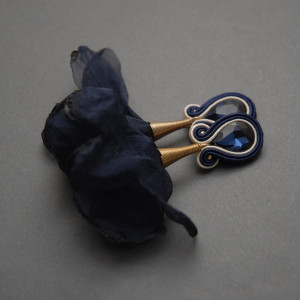 granatowo-kremowe kolczyki lub klipsy sutasz z kwiatkami