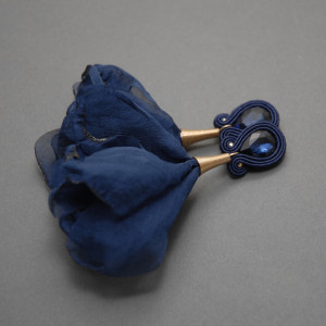 granatowe kolczyki lub klipsy sutasz z kwiatkami