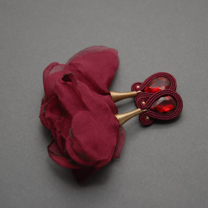 bordowe kolczyki lub klipsy sutasz z kwiatkami
