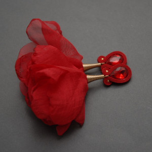 czerwone kolczyki lub klipsy sutasz z kwiatkami