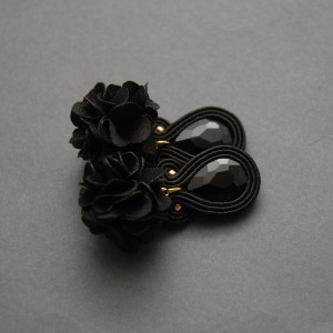 czarne kolczyki lub klipsy sutasz z kwiatkami