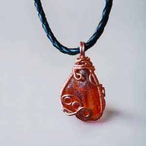 Wisiorek z surowego bursztynu bałtyckiego i czystej miedzi na rzemyku