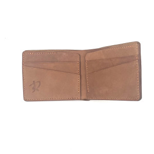Jasno-brązowy portfel skórzany ręcznie uszyty na karty.