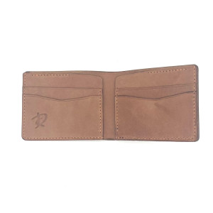 Jasno-brązowy portfel skórzany ręcznie uszyty na karty.