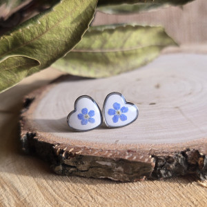 Srebrne kolczyki serca serduszka z niezapominajkami kwiatami małe wkręty sztyfty z żywicy żywica epoksydowa z suszonymi prawdziwymi kwiatami niezapominajki