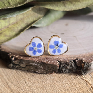 Złote kolczyki serca serduszka z niezapominajkami kwiatami małe wkręty sztyfty z żywicy żywica epoksydowa z suszonymi prawdziwymi kwiatami niezapominajki