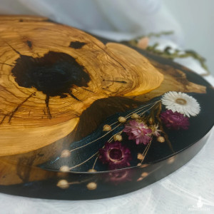 Deska do serwowania z drewnem i kompozycją kwiatową
