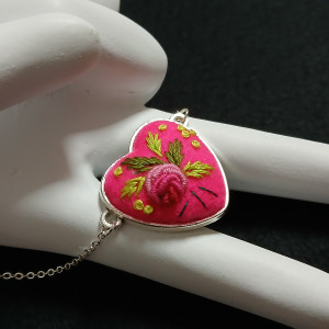 Ręcznie haftowany wisior NEONILA