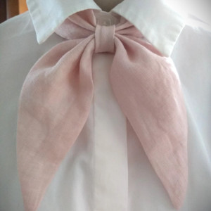 Kokarda lniana pod kołnierzyk - na gumce, regulowany obwód