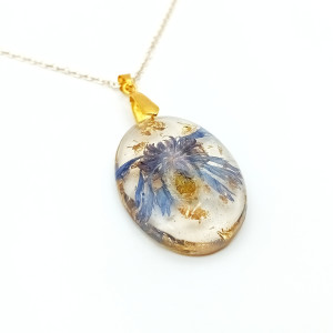 Wisiorek z Transparentnej Żywicy z Chabrem i Złotymi Drobinkami – Elegancja i Naturalne Piękno