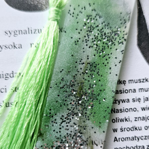 Zakładka z żywicy epoksydowej z brokatem I trawą  M17