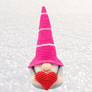 Szydełkowy skrzat/gnom z sercem