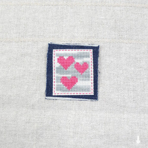 6236 haftowana broszka, przypinka; różowa, szara broszka serduszka