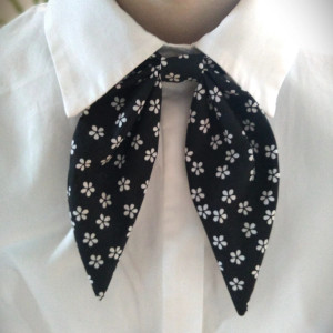 Kokarda bawełniana pod kołnierzyk - na gumce, regulowany obwód