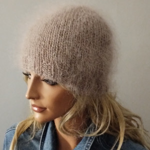 Czapka moherowa w kolorze kakaowego beżu