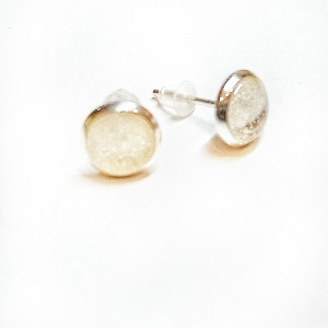 Subtelne Kolczyki z Perłowej Żywicy – Ręcznie Wykonane