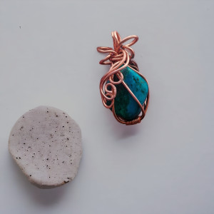 Wisiorek z surowego bryłki Chryzokoli i czystej miedzi na łańcuszku