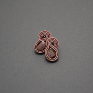 małe kolczyki sutasz z rodonitami