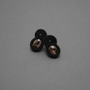 małe kolczyki sutasz z rodonitami