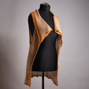 Wełniana kamizelka#damska kamizelka #zrobiona na drutach#ręcznie zrobiona#beżowa kamizelka wykończona na pomarańczowo#lekka#miękka w dotyku