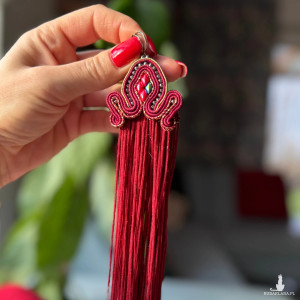 Bordowe długie lekkie kolczyki