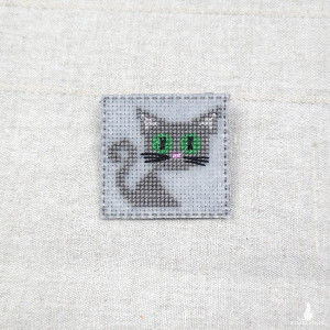 6253 haftowana broszka, przypinka; kot, kocur, haft krzyżykowy