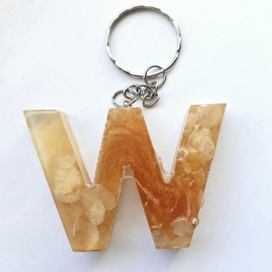 Brelok literka W z żywicy bursztynowa z płatkami hortensji